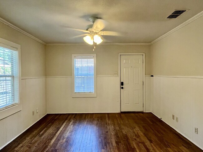 Foto del edificio - Tech Terrace Area Home with Private Yard & Washer/Dryer
