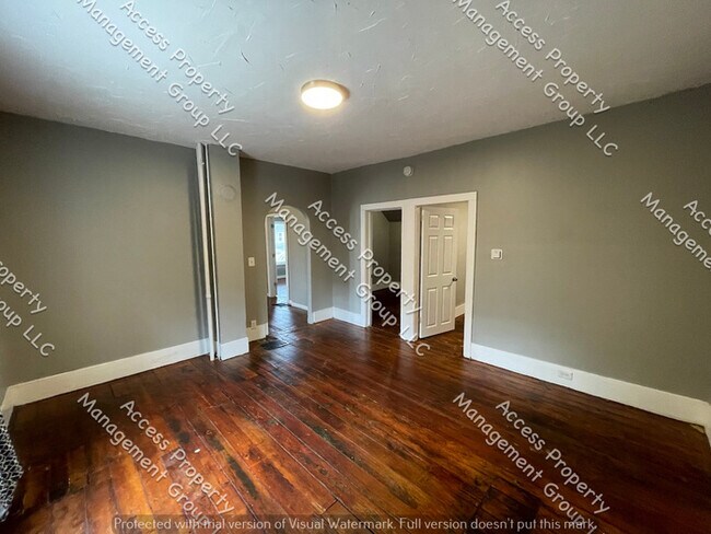 Building Photo - Close to Bridge St NW 3 Bedroom Duplex