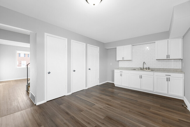 Building Photo - CHLOE TOWNHOMES (4PLEX 417 BARNETT)