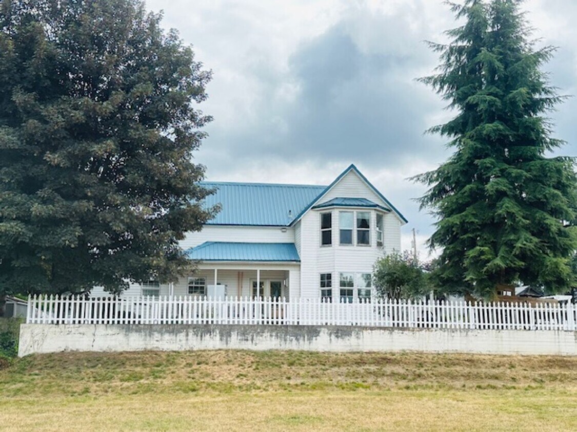 Primary Photo - Charming 6 Bedroom 3 Bath Home in Granite ...