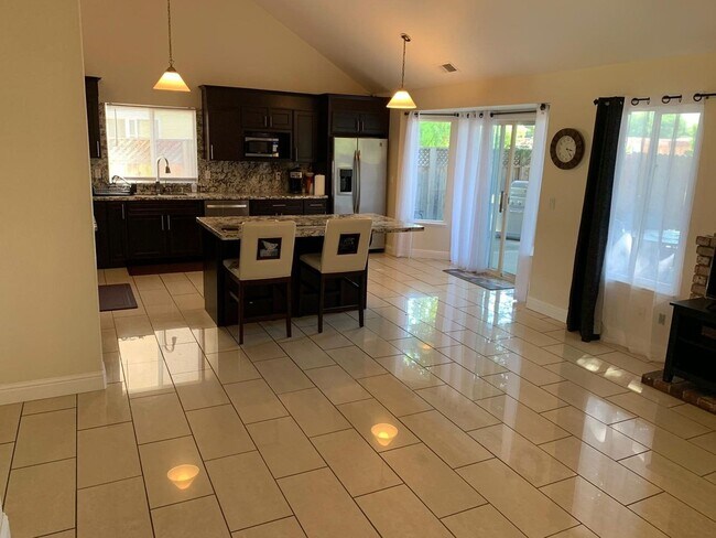 Foto del edificio - Spacious 5 Bedroom Home
