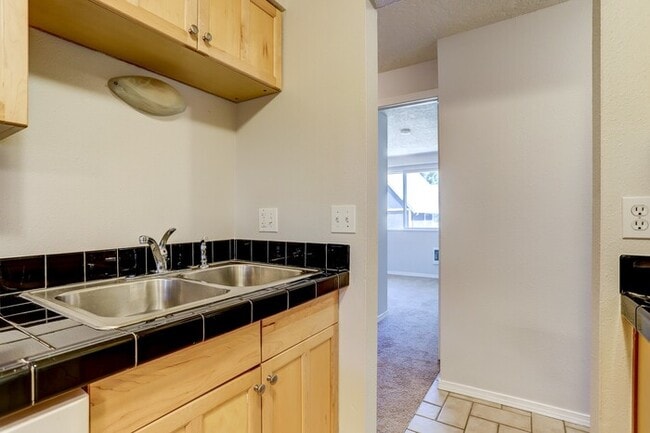 Building Photo - 2 Bedroom Home with Washer and Dryer INSID...