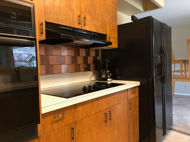 Foto del edificio - 3411 W Hillcrest Dr