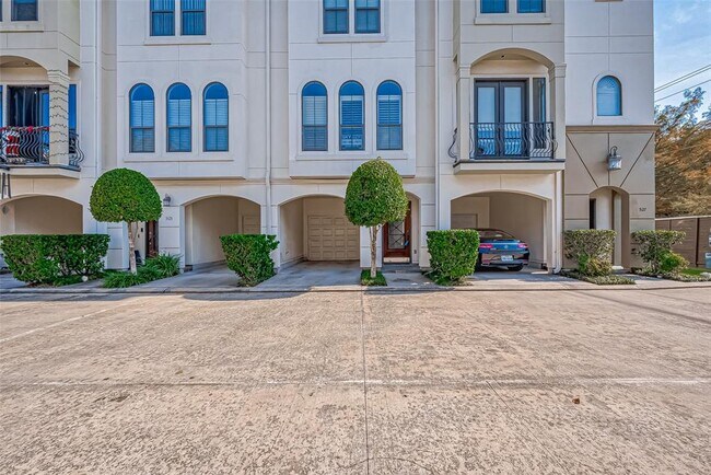 Foto del edificio - 3125 Fairdale Oaks E