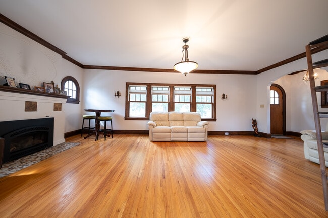 Building Photo - 1600 N Sheridan Ave