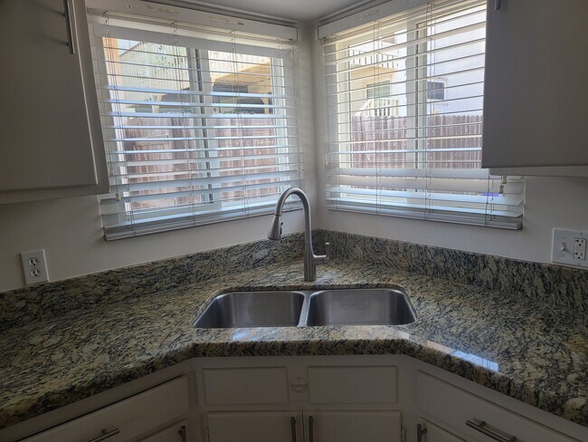 Foto del edificio - 4843 1/2-4642 Long Branch Ave