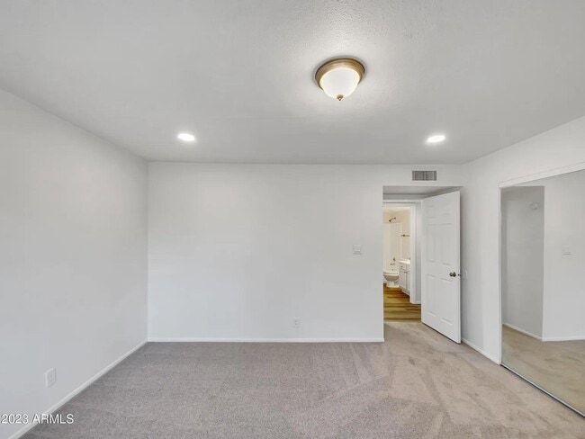 Building Photo - charming 2 bedroom, 2 bathroom home