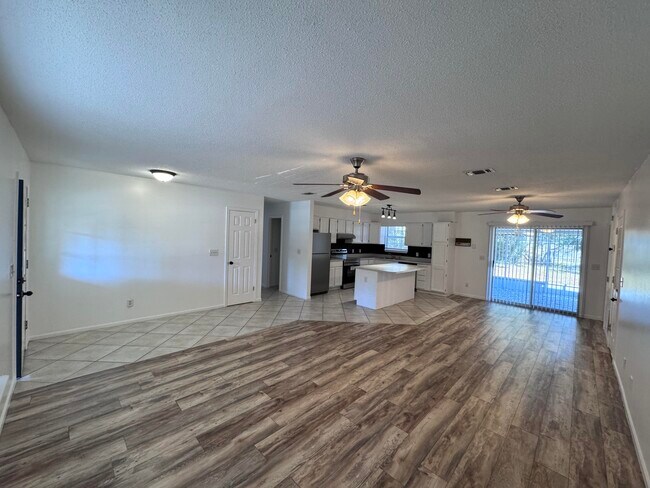 Foto del edificio - 6868 E Bay Blvd