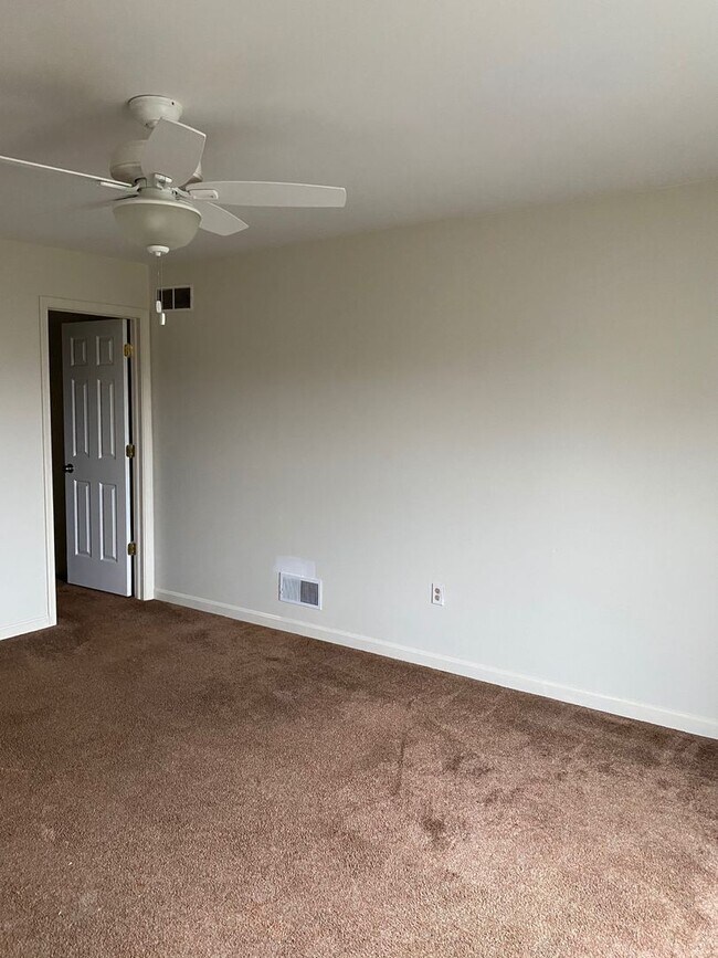 Building Photo - Great ‘Seven Oaks’ Condo