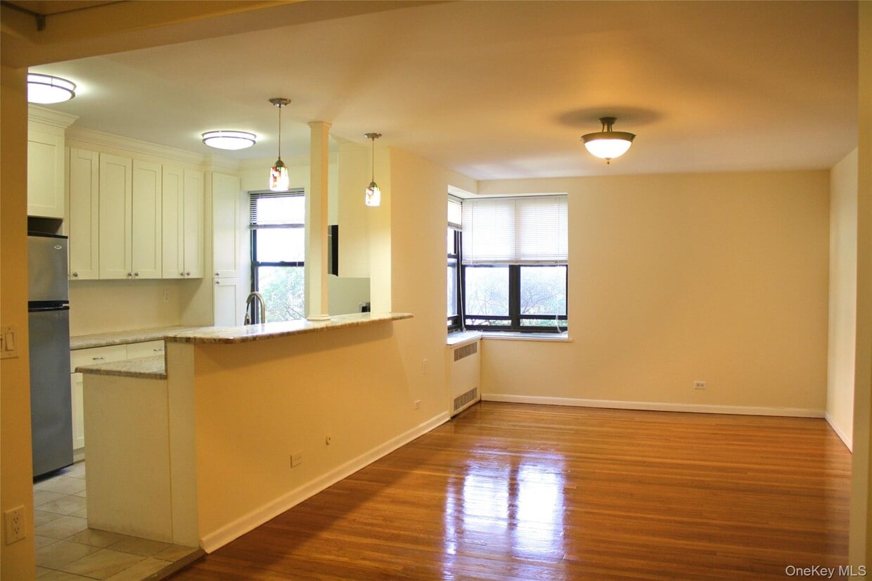 Primary Photo - 2 Greenridge Ave