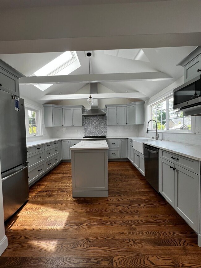 Foto del edificio - Gorgeous Newton Highlands Single Family 5 Bed/2 Bath for August, 2026