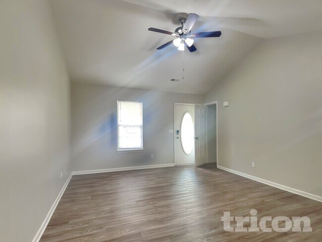 Foto del edificio - 705 Continental Dr