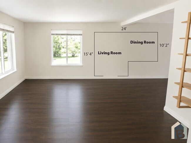 Sala de estar luminosa y acogedora con vistas al césped y a árboles de hoja perenne maduros. - 20981 Port Gamble Rd NE