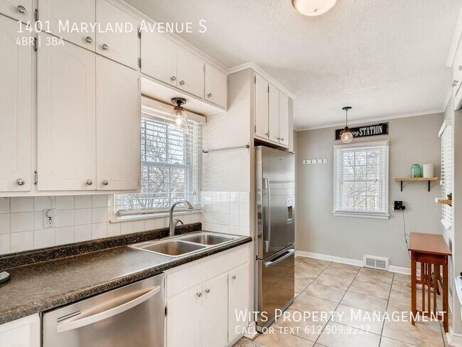Building Photo - 4 Bed 3 Bath House in St Louis Park with 2...