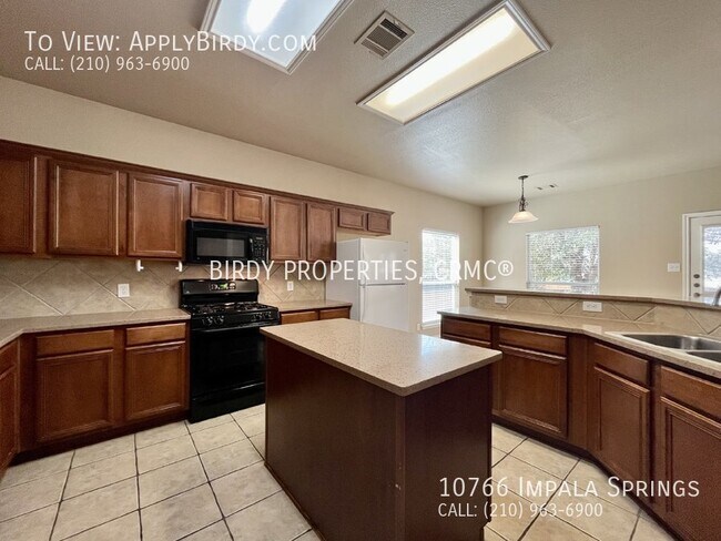 Foto del edificio - **5 Bed, 3 Bath Home on Corner Lot**