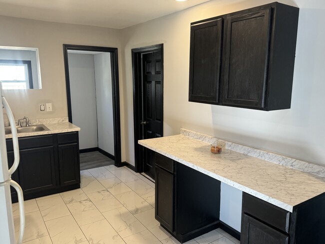 Building Photo - 1111 1/2 Carleton St