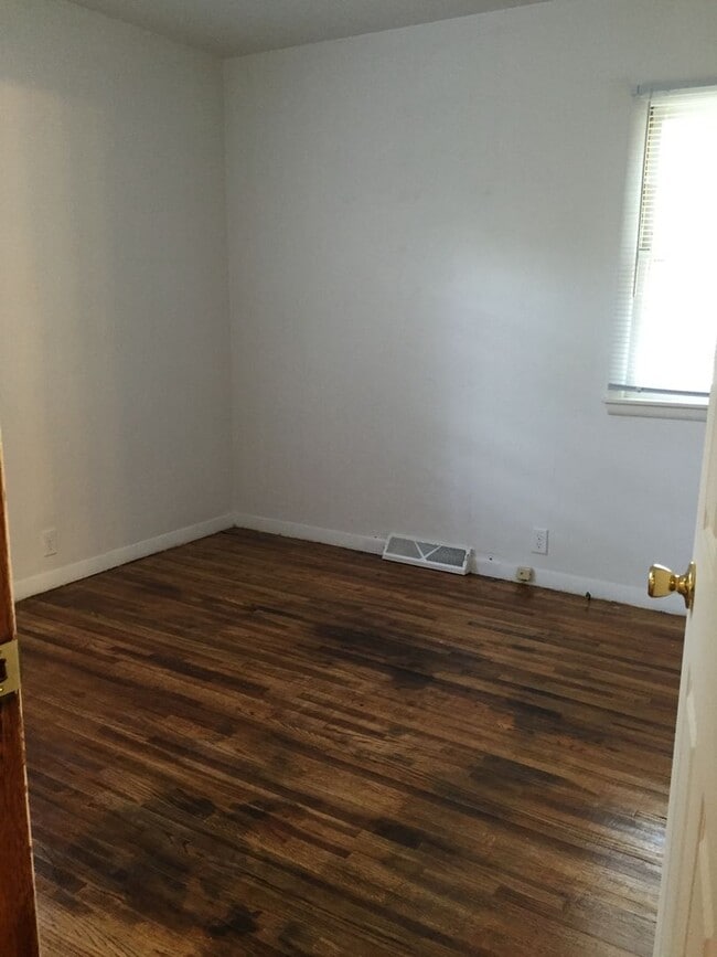 Building Photo - 610 Anthony St