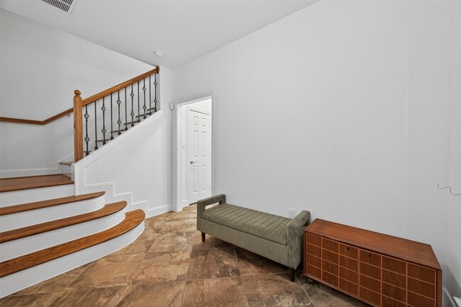 Building Photo - 2308 Bastrop St