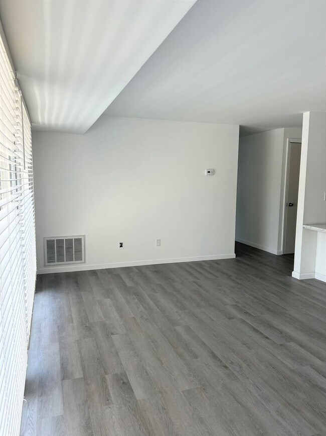 Building Photo - University Area Condo, 2 bd, 2bth