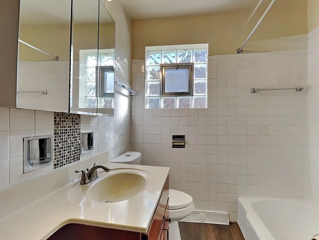 Foto del edificio - 7703 Long Ave