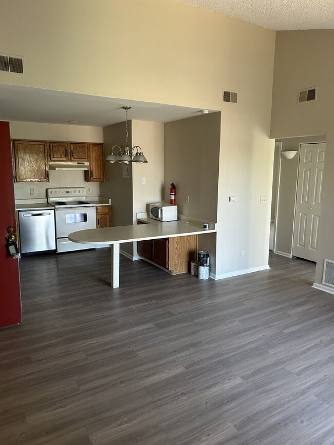 Foto del edificio - Charming Chestnut Condo!  AVAILABLE NOW!