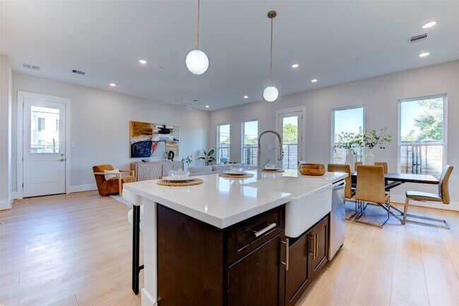 Building Photo - 5138 Rosslyn Rd