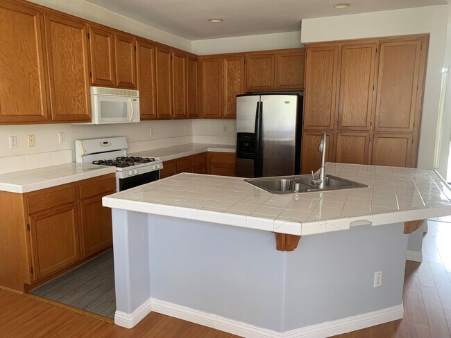 Foto del edificio - Spacious 5-Bedroom Home in Sought-After Vi...