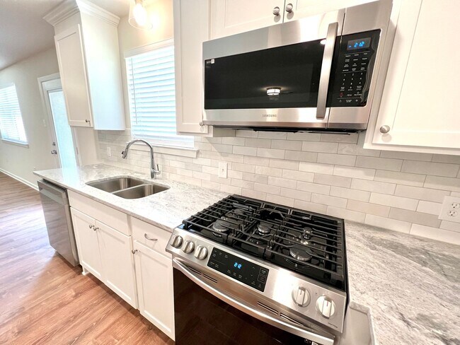 Foto del edificio - 4 Bedroom with Bonus Room Home in highly d...