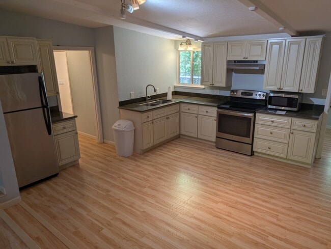 Building Photo - 973 Sharon Ln