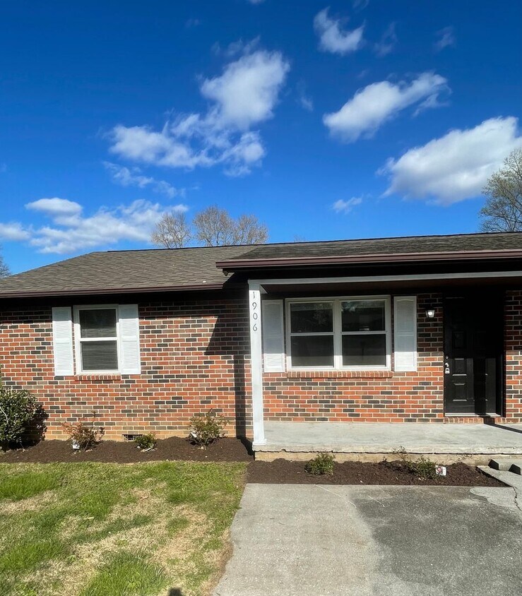 Foto principal - Two Bed/One Bath Centrally Located to West...