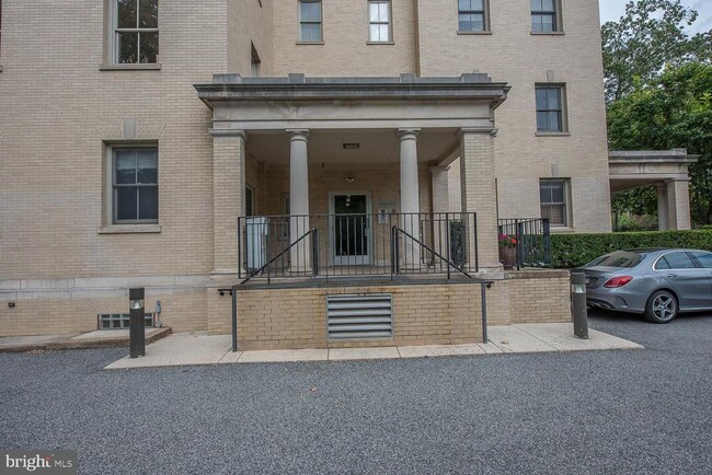 Building Photo - 4200 Pine St