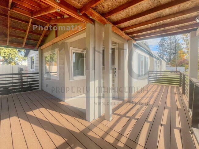 Building Photo - **COMING SOON** Spacious Modern 2 Bedroom ...