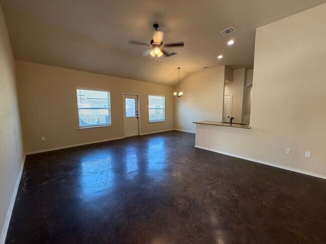 Building Photo - Beautiful Luxury Duplex in NBTX!