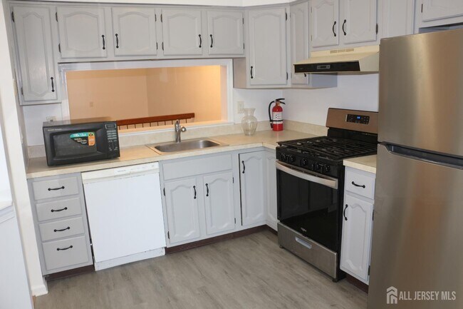 Foto del edificio - 405 Maplecrest Rd