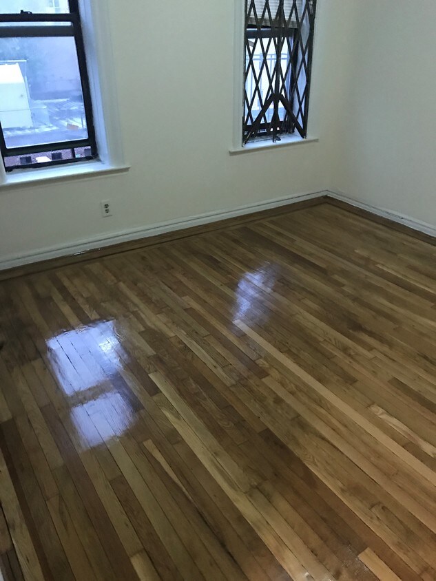 Foto principal - 220 E 204th St