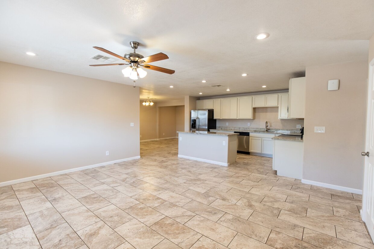 Foto principal - FULLY REMODELED 5 BEDROOM HOME! 3 MASTER S...