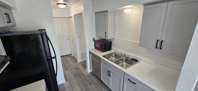 Building Photo - 325 Bayview Point