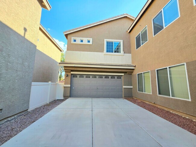 Foto del edificio - Three-bedroom Single Family