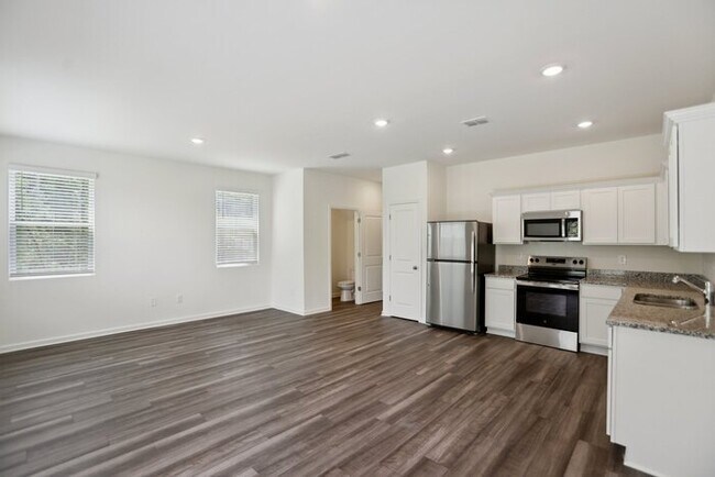 Building Photo - Fantastic 3bd/2.5ba home! Coming soon!