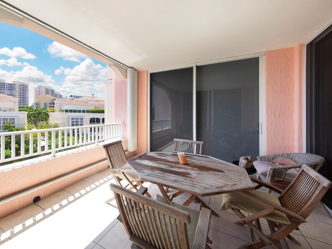 Foto del edificio - 735 Crandon Blvd