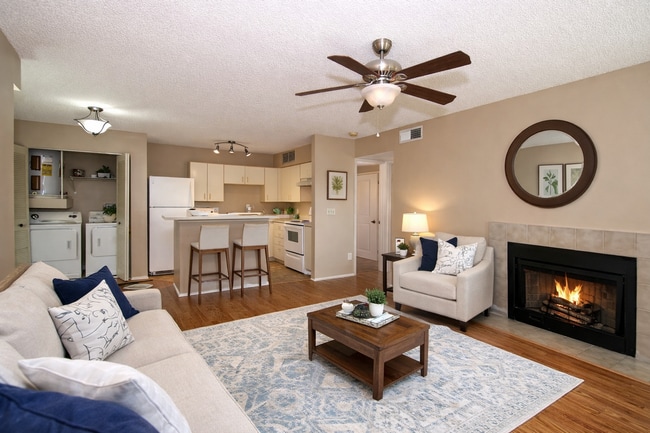 Building Photo - Nice 1 bed/ 1 bath second-floor condo at Lakewood Park Condominium