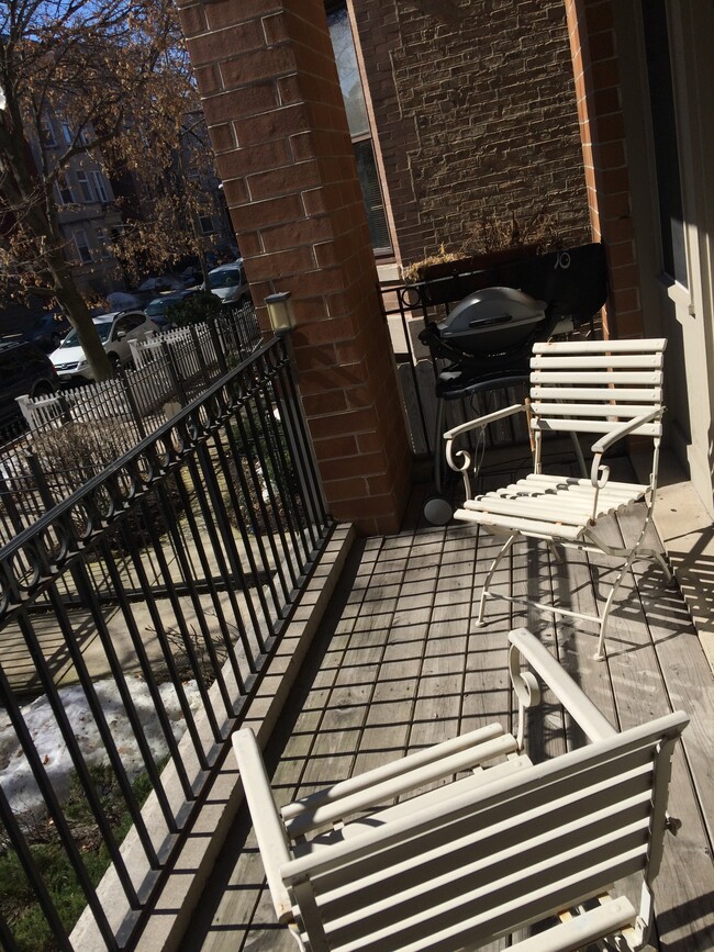 Private Terrace - 710 W Aldine Ave