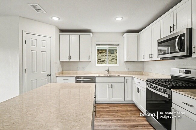 Building Photo - 1020 Valerian Dr
