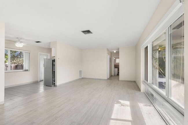 Building Photo - 2851 NE 30th St