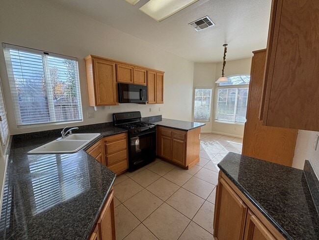 Foto del edificio - Lovely Home on a Corner Lot!