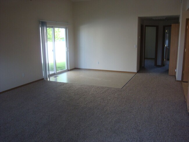 Building Photo - 2 bed 2 bath 1,000 SF fenced yard