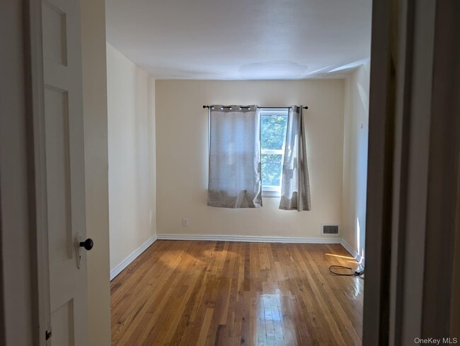 Foto del edificio - 75-40 197th St