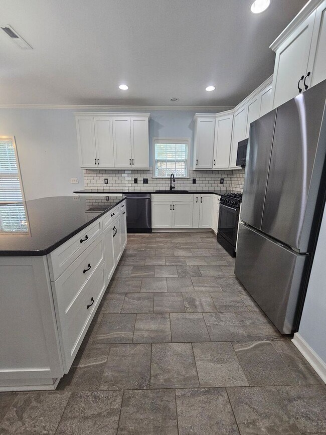 Foto del edificio - Spacious 4 Bedroom Home in Hampstead