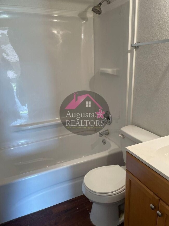 Building Photo - Adorable 2 Bedroom on the South Side!