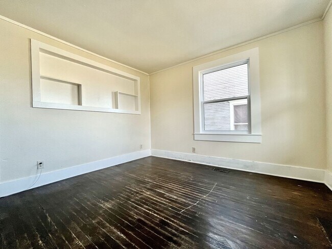 Building Photo - Pine 1123